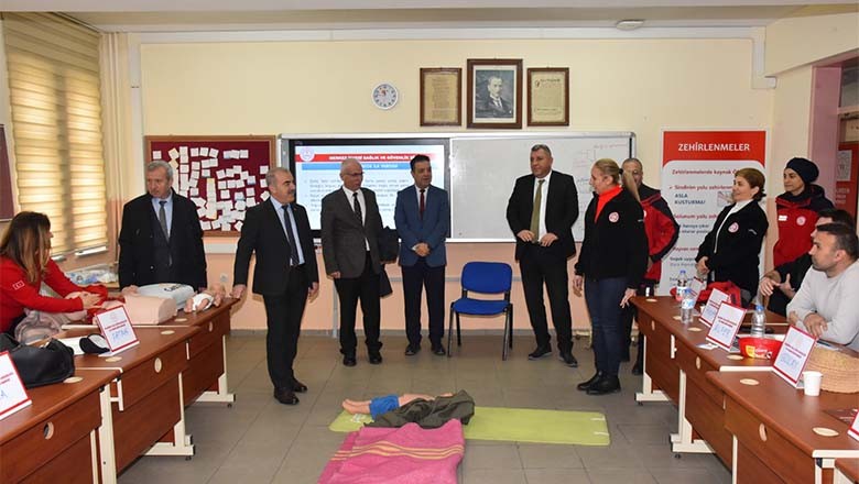 Balıkesir'de 5 Bin Öğretmen, 30 Bin Öğrenci İlkyardım Eğitimi Aldı Balıkesir'de 5 Bin Öğretmen, 30 Bin Öğrenci İlkyardım Eğitimi Aldı