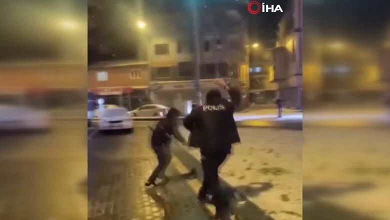 Balıkesir’de Çocuklardan Polis Ekiplerine Kar Topu Yağmuru Balıkesir’de Çocuklardan Polis Ekiplerine Kar Topu Yağmuru