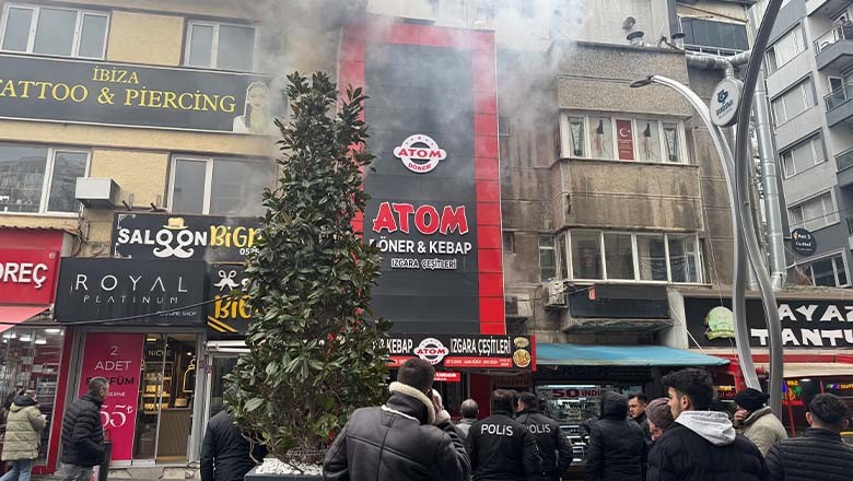 Balıkesir'de Dönerci Dükkanındaki Yangın Korkuttu Balıkesir'de Dönerci Dükkanındaki Yangın Korkuttu