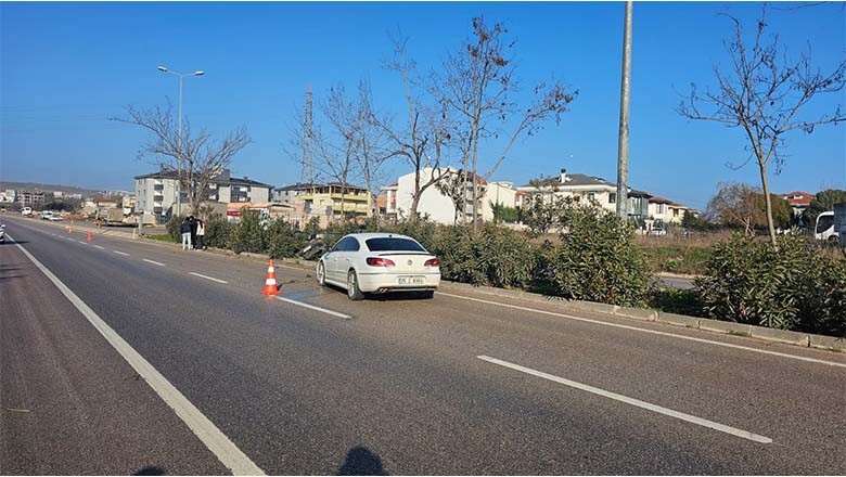 Balıkesir'de Kontrolden Çıkan Otomobil Karşı Şeride Uçtu! Balıkesir'de Kontrolden Çıkan Otomobil Karşı Şeride Uçtu!