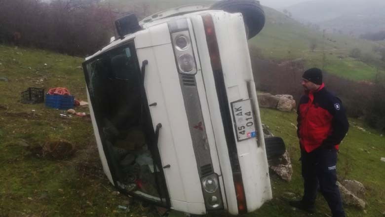 Balıkesir'de Kontrolden Çıkan Panelvan Şarampole Yuvarlandı! Balıkesir'de Kontrolden Çıkan Panelvan Şarampole Yuvarlandı!