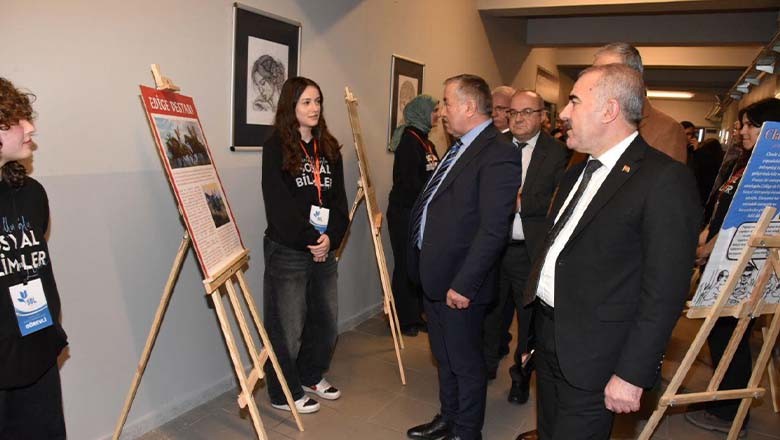 Balıkesir'de "Oku-Yorum, Yazı-Yorum" Paneli Düzenlendi