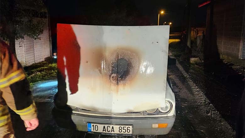 Balıkesir'de Otomobil Yangını Paniğe Yol Açtı Balıkesir'de Otomobil Yangını Paniğe Yol Açtı