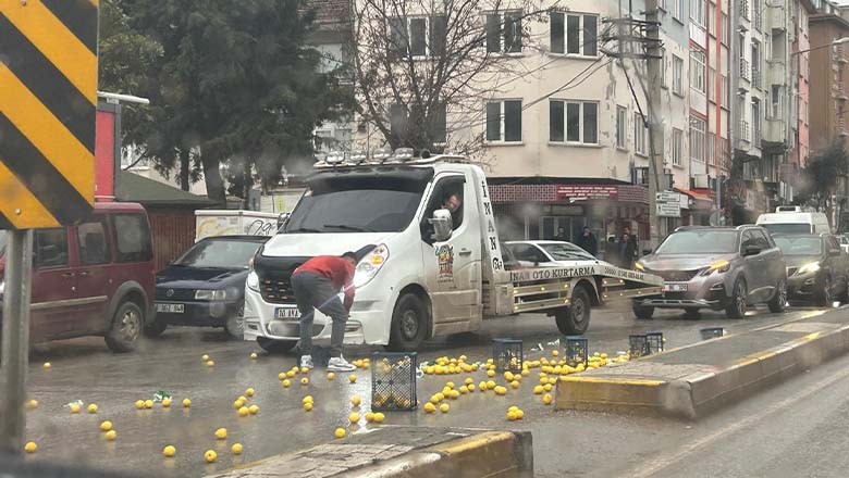 Balıkesir'de Sabah Saatlerinde Limonlar Yola Savruldu Balıkesir'de Sabah Saatlerinde Limonlar Yola Savruldu