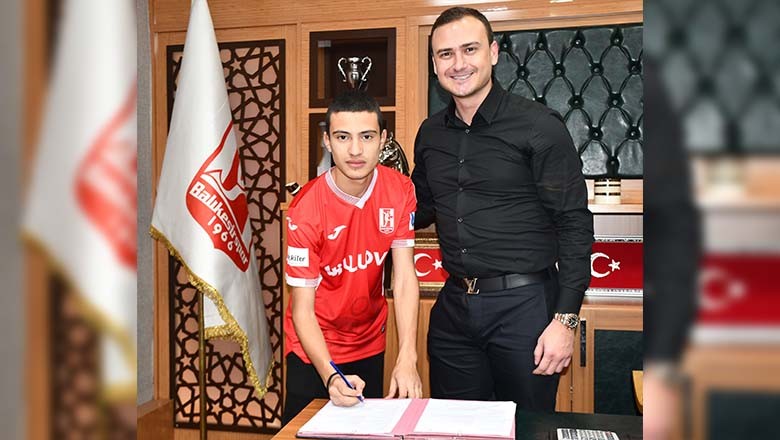 Balıkesirspor'da Üç Genç Yıldıza Profesyonel Sözleşme Balıkesirspor'da Üç Genç Yıldıza Profesyonel Sözleşme