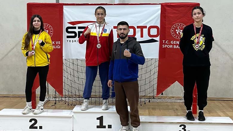 Büyükşehir Genç Muaythai Takımı 10 Madalya İle Dönüyor Büyükşehir Genç Muaythai Takımı 10 Madalya İle Dönüyor