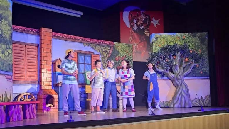 Edremitli Öğrenciler Tiyatroyla Buluştu Edremitli Öğrenciler Tiyatroyla Buluştu