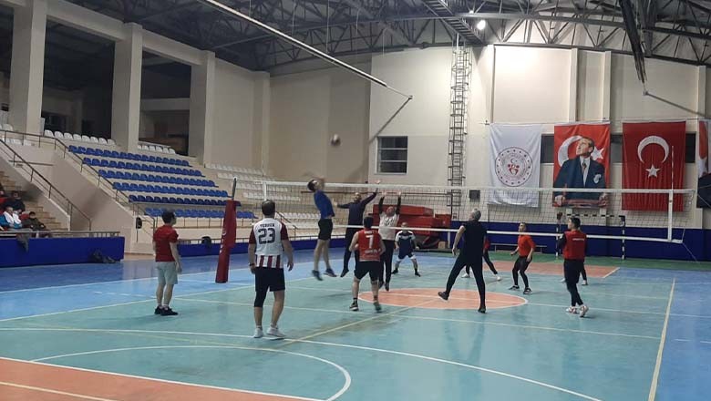 Erdek'te Kurumlar Arası Voleybol Turnuvası Başladı Erdek'te Kurumlar Arası Voleybol Turnuvası Başladı