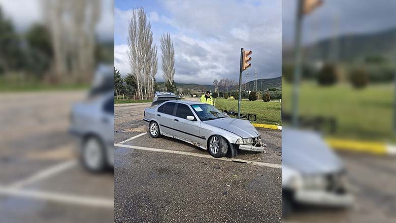 Erdek’te Otomobil Trafik Lambasına Çarptı, 1 Yaralı Erdek’te Otomobil Trafik Lambasına Çarptı, 1 Yaralı