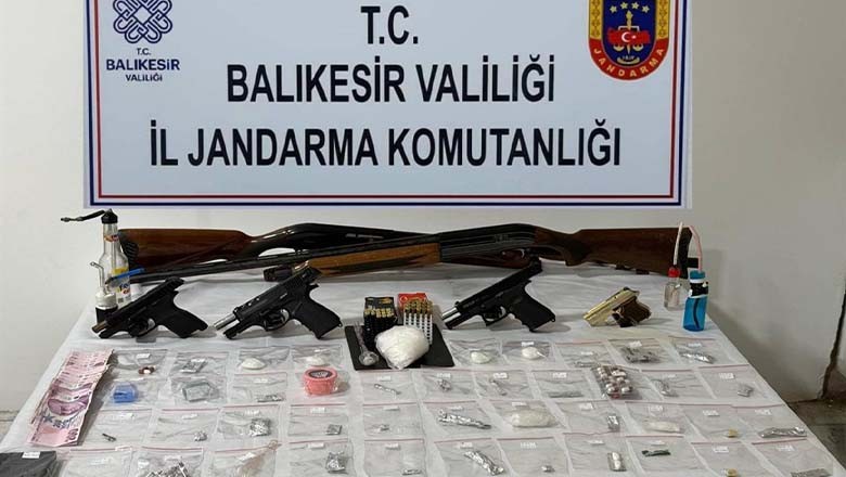 Jandarma'dan Uyuşturucu Operasyonu, 5 Şüpheli Gözaltına Alındı Jandarma'dan Uyuşturucu Operasyonu, 5 Şüpheli Gözaltına Alındı