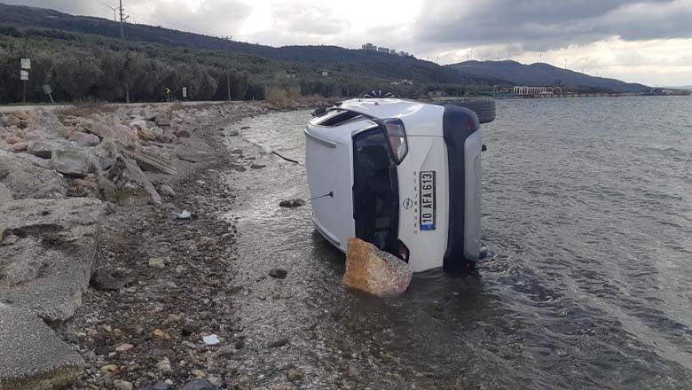 Otomobil Denize Uçtu, Sürücü Mucizevi Şekilde Kurtuldu