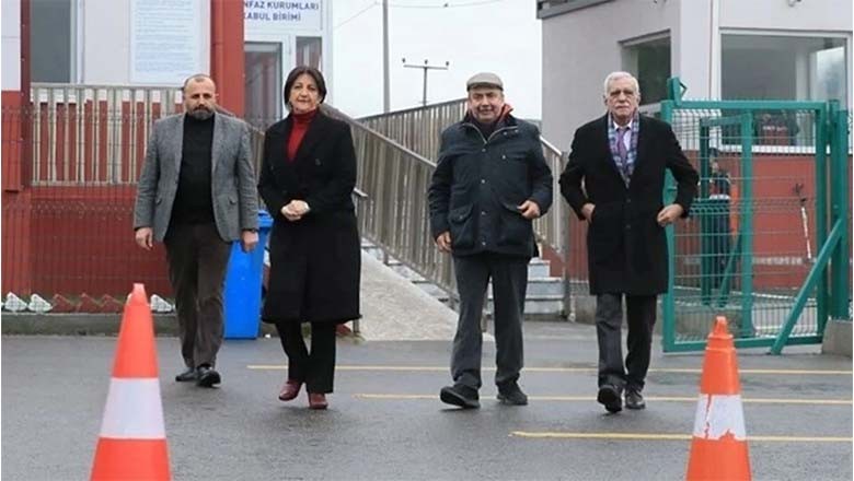 Tuncer Bakırhan: “Öcalan Tarihi Bir Çağrı Yapmaya Hazırlanıyor” Tuncer Bakırhan: “Öcalan Tarihi Bir Çağrı Yapmaya Hazırlanıyor”
