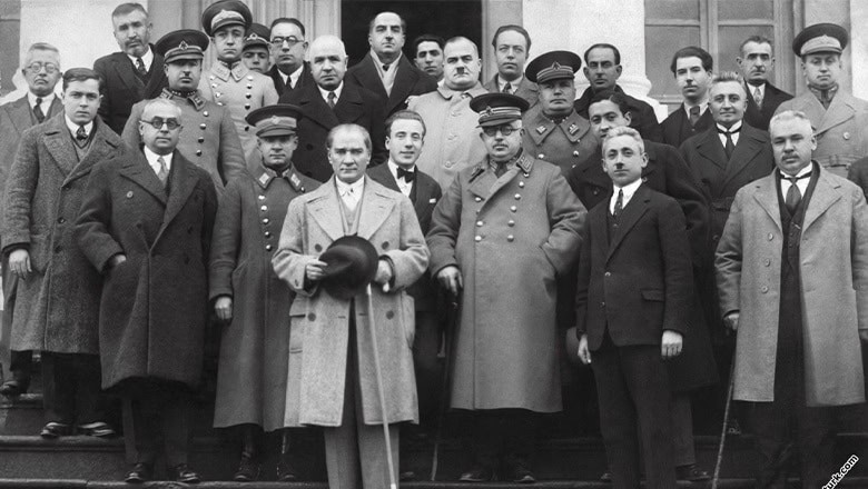 Vali Ustaoğlu’ndan Atatürk’ün Balıkesir'e Gelişinin 102. Yıl Dönümü Anma Mesajı Vali Ustaoğlu’ndan Atatürk’ün Balıkesir'e Gelişinin 102. Yıl Dönümü Anma Mesajı