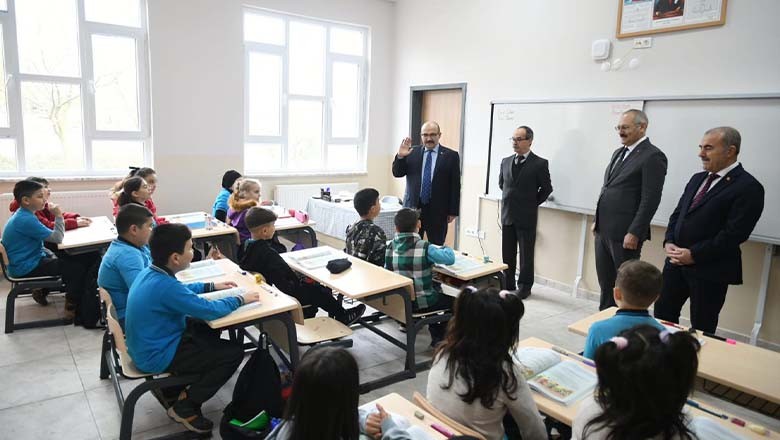 Vali Ustaoğlu’ndan Naim Süleymanoğlu İlkokulu’na Ziyaret Vali Ustaoğlu’ndan Naim Süleymanoğlu İlkokulu’na Ziyaret