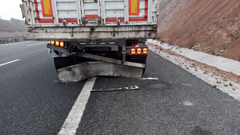 Balıkesir Otoyolunda Kamyona Çarpan Araç Kül Oldu!