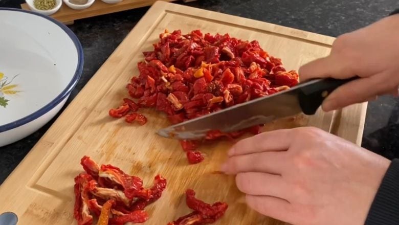 İftar Sofranız İçin Lezzetli Seçenek: Kuru Domates Salatası