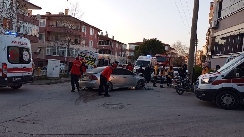 Balıkesir'de Minibüs İle Otomobil Çarpıştı: 6 Yaralı