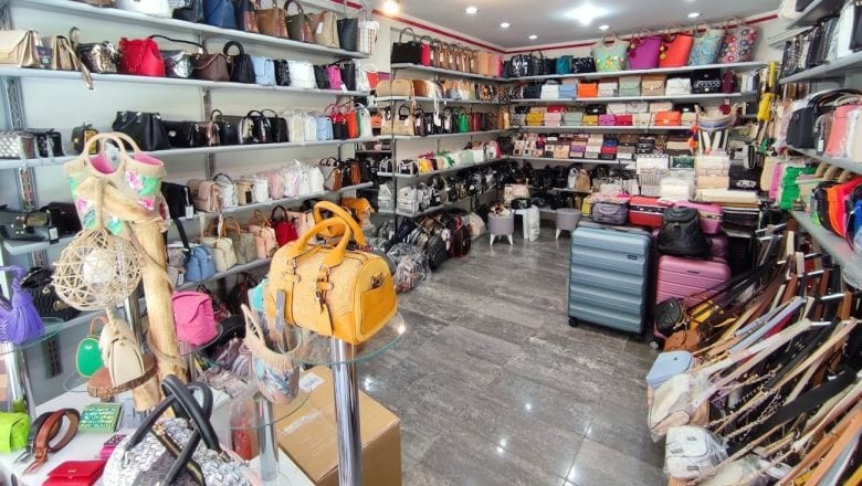 Balıkesir’de Baharlık Çantalar Vitrinleri Süslüyor