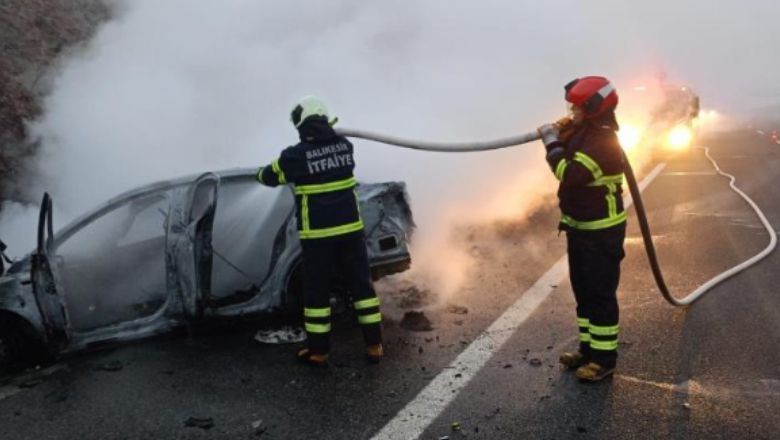Balıkesir Otoyolunda Kamyona Çarpan Araç Kül Oldu!