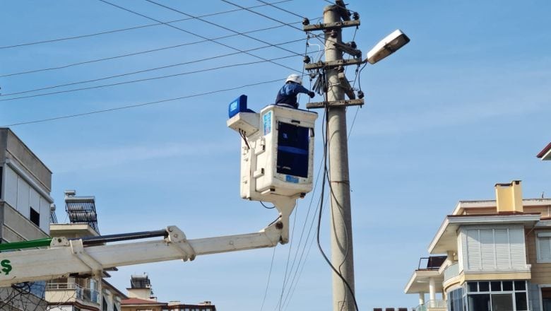 Elektrik Direği Yol Ortasından Kaldırıldı