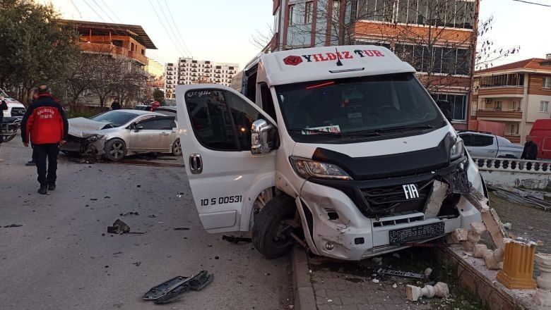 Balıkesir'de Minibüs İle Otomobil Çarpıştı: 6 Yaralı