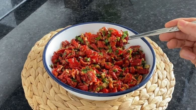 İftar Sofranız İçin Lezzetli Seçenek: Kuru Domates Salatası