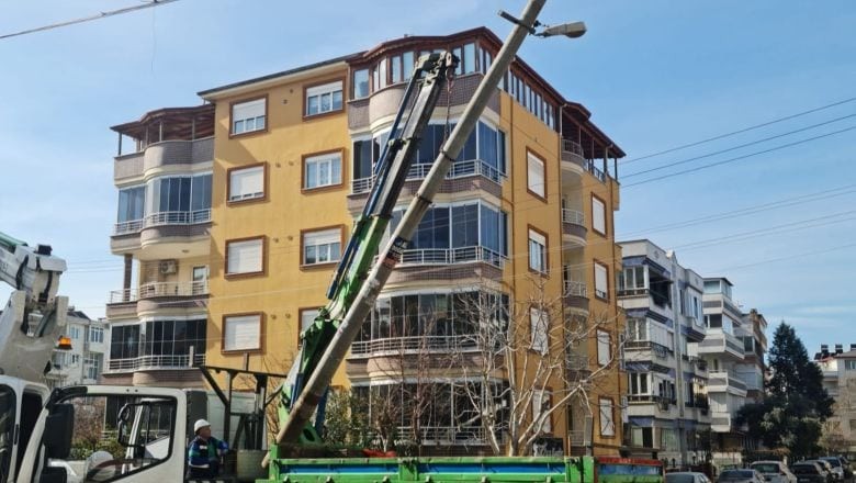 Elektrik Direği Yol Ortasından Kaldırıldı