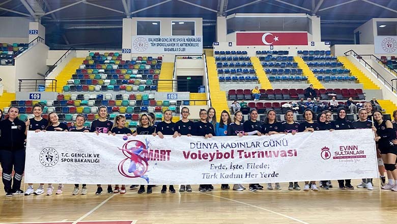 8 Mart Kadınlar Günü Voleybol Turnuvası Başladı 8 Mart Kadınlar Günü Voleybol Turnuvası Başladı