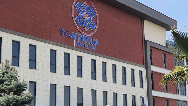 Altıeylül’de Tabela Değişikliği Tartışma Yarattı Altıeylül’de Tabela Değişikliği Tartışma Yarattı