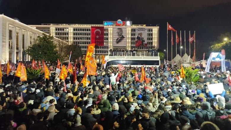 Ankara ve İzmir'de 5 günlük gösteri ve yürüyüş yasağı Ankara ve İzmir'de 5 günlük gösteri ve yürüyüş yasağı