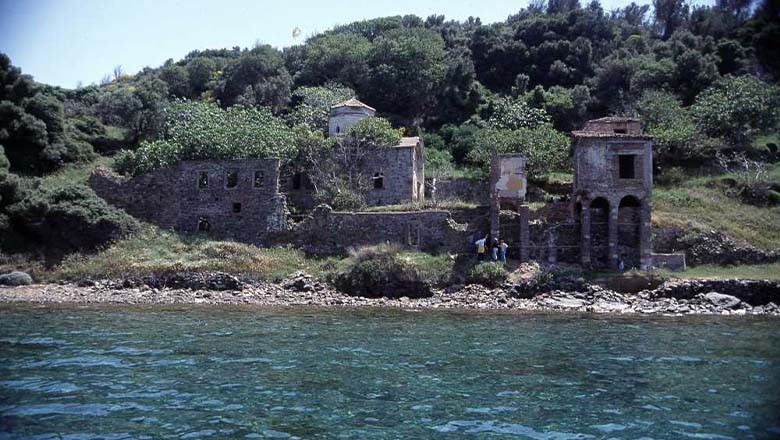Ayışığı Manastırı: Ayvalık’ta Bir Miras Ayışığı Manastırı: Ayvalık’ın Tarihi ve Doğal Güzellikleri Arasında Bir Miras