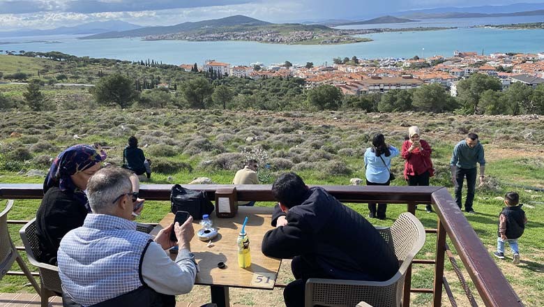Ayvalık’ta Bayram Yoğunluğu: Tatilciler Akın Etti Ayvalık’ta Bayram Yoğunluğu: Tatilciler Akın Etti