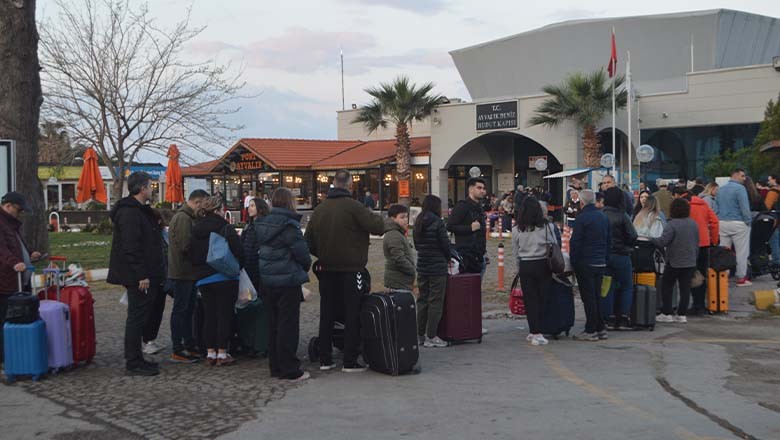 Ayvalık’ta Türk Turistler Yunan Adalarına Akın Ediyor Ayvalık’ta Türk Turistler Yunan Adalarına Akın Ediyor