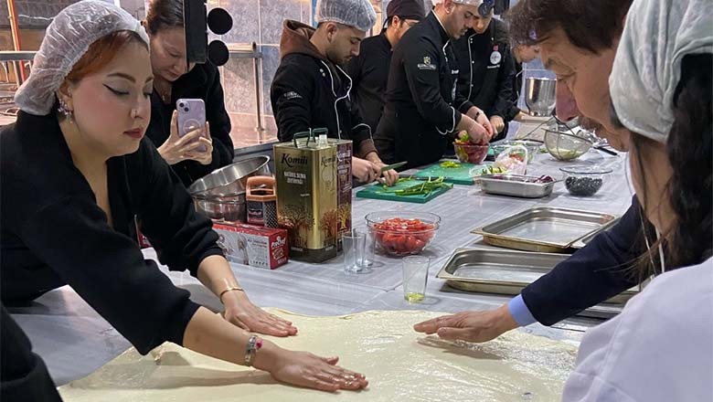 BUBFA’da Gastronomi Öğrencileri Zeytinyağlı Ekmek Yaptı BUBFA’da Gastronomi Öğrencileri Zeytinyağlı Ekmek Yaptı