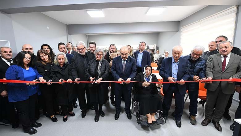 Balıkesir Lisesi’nde Doç. Dr. Selda Çelik Anısına Okuma Salonu Açıldı Balıkesir Lisesi’nde Doç. Dr. Selda Çelik Anısına Okuma Salonu Açıldı