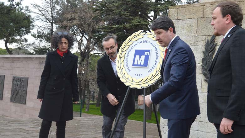 Balıkesir SMMM Odası’ndan Atatürk Anıtı’na Çelenk Sunumu Balıkesir SMMM Odası’ndan Atatürk Anıtı’na Çelenk Sunumu
