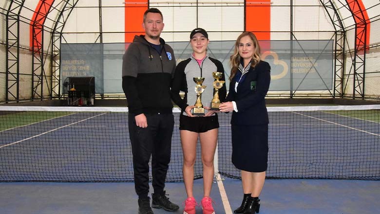 Balıkesir'de 18 Yaş Tenis Kış Kupası Sona Erdi Balıkesir'de 18 Yaş Tenis Kış Kupası Sona Erdi