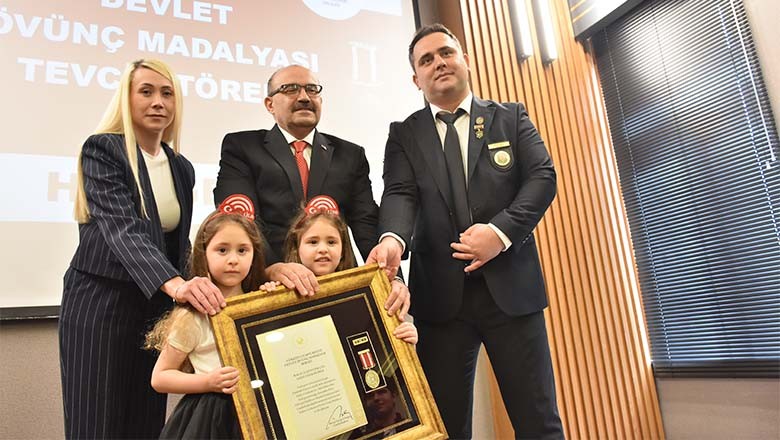 Balıkesir'de 4 Şehit Ailesi ve 4 Gaziye Devlet Övünç Madalyası Takdim Edildi Balıkesir'de 4 Şehit Ailesi ve 4 Gaziye Devlet Övünç Madalyası Takdim Edildi