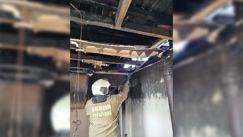 Balıkesir'de Ev Yangını Korkuttu, İtfaiye Alevleri Kontrol Altına Aldı Balıkesir'de Ev Yangını Korkuttu, İtfaiye Alevleri Kontrol Altına Aldı