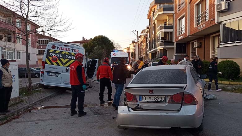Balıkesir'de İşçi Servisi ile Otomobil Çarpıştı: 7 Yaralı Balıkesir'de İşçi Servisi ile Otomobil Çarpıştı: 7 Yaralı