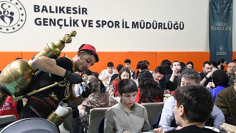 Yoğun Katılımla Ramazan Sofrası Kuruldu Yoğun Katılımla Ramazan Sofrası Kuruldu