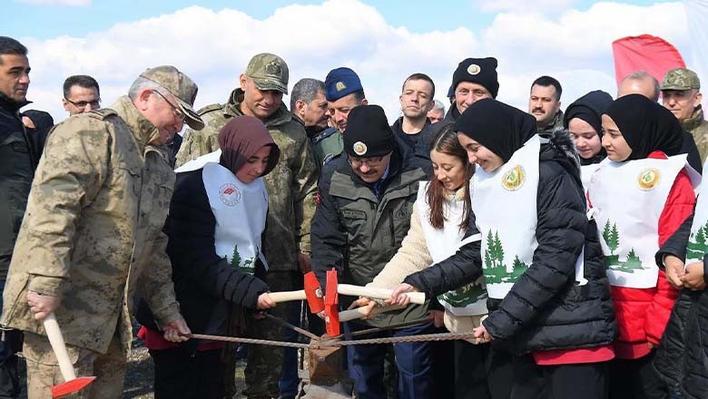 Balıkesir’de Nevruz ve Ormancılık Günü’nde Fidan Dikimi Balıkesir’de Nevruz ve Ormancılık Günü’nde Fidan Dikimi