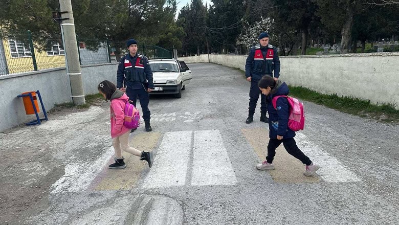 Balıkesir'de Okul Çevrelerinde Jandarma'dan Denetim! Balıkesir'de Okul Çevrelerinde Jandarma'dan Denetim!