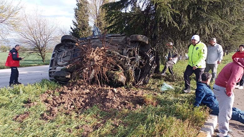 Balıkesir'de Otomobil Takla Attı: 5 Yaralı Balıkesir'de Otomobil Takla Attı: 5 Yaralı