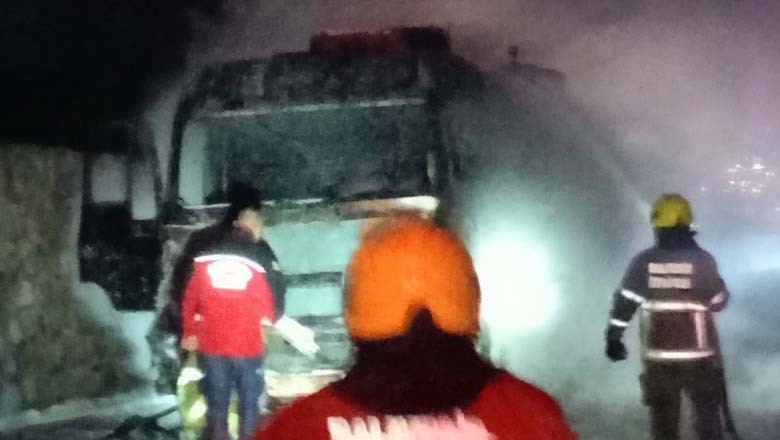 Balıkesir'de Tır Yangını: Ekipler Hızlı Müdahale Etti Balıkesir'de Tır Yangını: Ekipler Hızlı Müdahale Etti