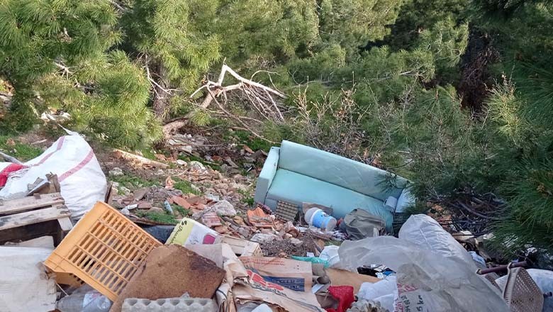 Balıkesir'de Yol Kenarına Atılan Atıklar Çevre Kirliliği Yaratıyor