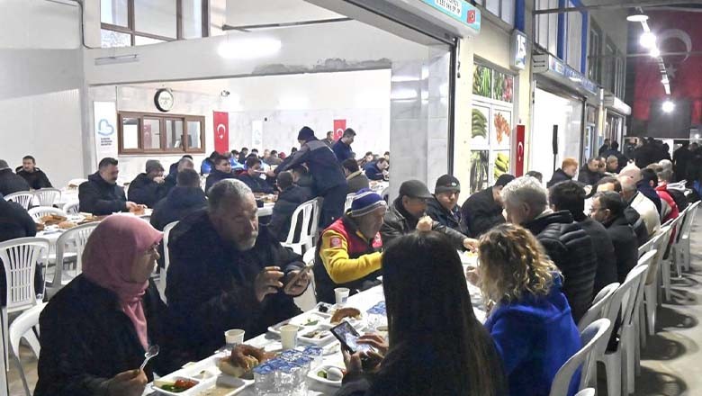 Başkan Ahmet Akın, Esnafla Sahurda Buluştu Başkan Ahmet Akın, Esnafla Sahurda Buluştu