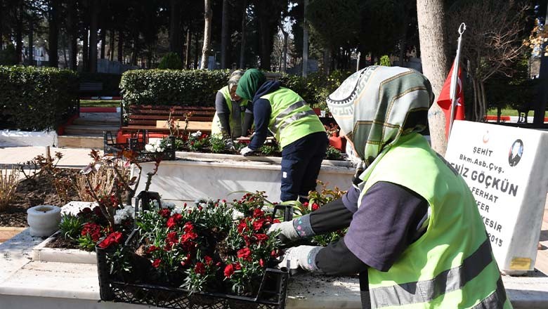 Büyükşehir'den 18 Mart Öncesi Şehitliklere Vefa Büyükşehir'den 18 Mart Öncesi Şehitliklere Vefa