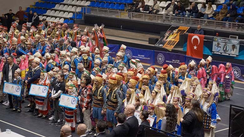 Edremit Belediyesi Halk Oyunları Ekibi Balıkesir’de Birinci Oldu Edremit Belediyesi Halk Oyunları Ekibi Balıkesir’de Birinci Oldu