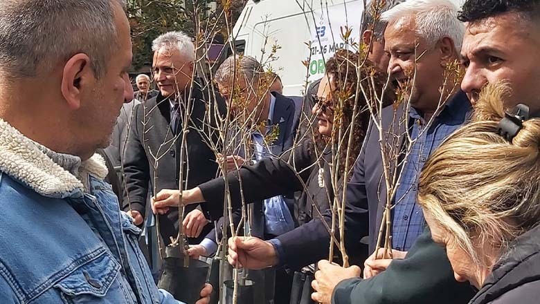 Edremit Belediyesi Vatandaşlara Ücretsiz Nar Fidanı Dağıttı Edremit Belediyesi Vatandaşlara Ücretsiz Nar Fidanı Dağıttı